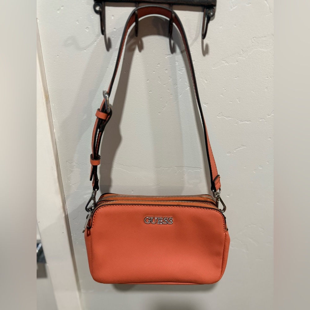 GUESS CASTLE TOP ZIP CROSSBODY Orange